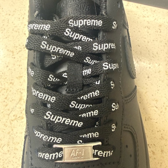Nike Air Force 1 Low Supreme - Picture 2 of 2